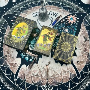 2025新款黑金箔太阳女神塔罗牌78张塑料桌游卡翻页书盒扑克牌 - Product Image 1