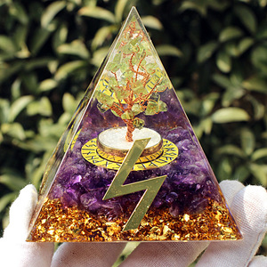 Pyramide en époxy cristal 8 cm, Rune du Soleil gravée au laser, décoration d'intérieur, ornement de bureau - Product Image 1