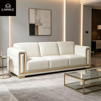 Ensemble de canapés en cuir de luxe moderne avec structure en métal doré et design capitonné pour salon, villa et appartement