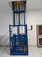 Stabile Geschwindigkeit 4-6m/min Hubgeschwindigkeit 1-2 Tonnen Tragfähigkeit Hydraulischer Stahl-Warenlift Fracht-Aufzug mit Kabelloser Fernbedienung