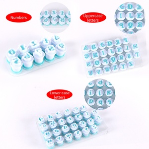 Grand ensemble de découpoirs ronds amusants en forme de biscuits pour la pâtisserie, outils de décoration de gâteaux, découpoirs en plastique personnalisés en forme d'alphabet pour biscuits et gâteaux de Noël - Product Image 3