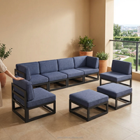 Ensemble de canapés modulaires fonctionnels d'extérieur avec table foyer à gaz, structure métallique résistante aux intempéries, canapé sectionnel pour projets hôteliers et complexes hôteliers