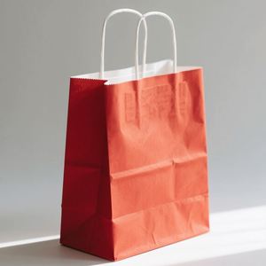 Bolsas de Regalo de Papel Kraft Rojo de Alta Calidad de 13*8*21cm con Asas, MOQ 750 Piezas Disponibles - Product Image 2