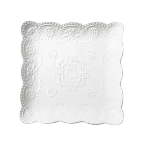 Белые элегантные квадратные тисненые кружевные Настольные зарядные устройства тарелки Свадебные керамические тарелки набор посуды