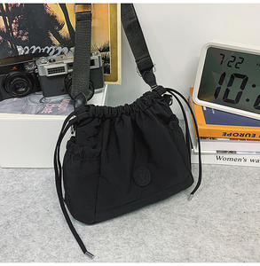 Venta al por mayor minimalista hombre mujer parejas nylon bolsos con cordón solo hombro bandolera - Product Image 6