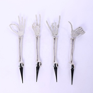 Juego de 4 estacas de mano de esqueleto para Halloween, decoración para jardín/exterior, brazos de esqueleto con gestos de <span class=keywords><strong>roca</strong></span>, accesorios espeluznantes para fiestas de Halloween - Product Image 2