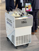Alles-in-één: de ideale machine om verse ijsjes en gelato te produceren, te serveren en te presenteren; elektrische mobiele gelato-kar op batterijen.
