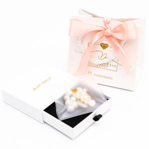 Boîte à bijoux personnalisée avec logo imprimé, pochette et sac cadeau en papier de luxe avec nom de marque en feuille d'or - Product Image 1