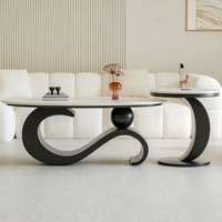 Ensemble de tables basses ovales de luxe léger avec plateau en dalle de pierre et structure métallique, tables gigognes minimalistes pour salon avec table d'appoint