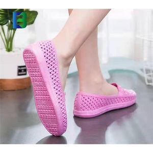 2024 nuevos mocasines de inyección <span class=keywords><strong>baratos</strong></span> zapatos de mujer Sandalias de <span class=keywords><strong>playa</strong></span> huecas zapatos de Madre con agujeros de diamantes de imitación a <span class=keywords><strong>la</strong></span> moda para mujer - Product Image 6