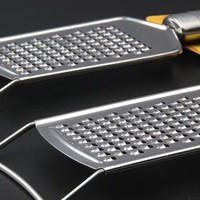 Anti-roest metalen rasp met antislip handvat en materiaalbescherming voor thuis koken