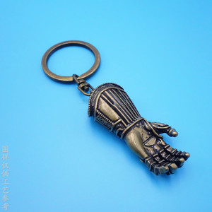 Porte-clés Gant de Chevalier en Laiton 55x10x12mm Style Antique Durable pour Cadeau et Promotion - Product Image 1
