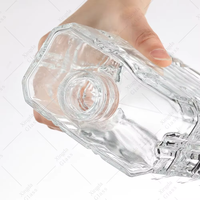 Bouteille en verre carrée industrielle de 700 ml avec bouchon en liège, finition mate, décoration estampée or pour la vodka, le whisky, le rhum, la tequila