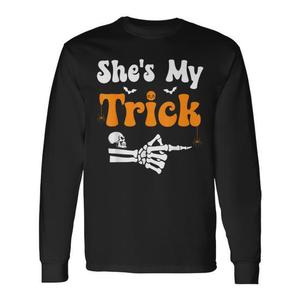 Camiseta de manga larga para parejas de Halloween con estampado de She's My Trick Skeleton - Product Image 1