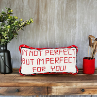 Housse de coussin à tapisserie décorative personnalisée pour la maison «Je ne suis pas parfait, je suis pour toi» Technique de broderie à motif de lettres pour hôtels