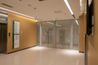 Panneaux de cloisons insonorisées en verre, cloisons de bureau modulaires acoustiques, cloisons de bureau transparentes avec portes, vente en gros
