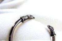 Brazalete Vikingo Nórdico Pequeño con Cuervo de Odín, Plata de Ley, Bañado en Rodio Negro, 20g, Huginn y Muninn, Joyería de Mitología Nórdica