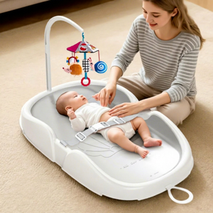Matelas à langer pour bébé avec barre de jeux gris beige pour nouveau-nés et nourrissons, utilisation au sol - Product Image 1