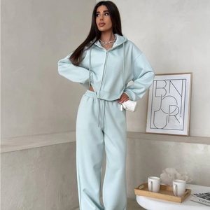 Ensemble de survêtement 2 pièces personnalisé pour <span class=keywords><strong>femme</strong></span>, 100 % coton 400g, comprenant un sweat à capuche court et un pantalon de survêtement, imprimé, uni, écologique, respirant, OEM, style sportif - Product Image 3