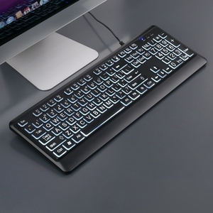 Una tastiera illuminata cablata di grandi caratteri adatta agli anziani e alle persone con vista debole - Product Image 1