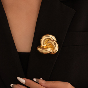 เข็มกลัดรูปดอกไม้ทรงเรขาคณิตโลหะขัดเงาเคลือบทองคุณภาพสูงรูปทรงปมบิดเกลียวสำหรับงานเปิดแกลเลอรีศิลปะ - Product Image 1