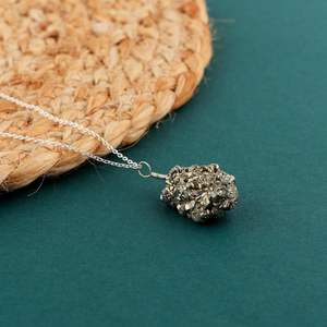 Collar con Colgante de Cristal Natural, Cadena de Serpiente de Plata 925, Estilo Minimalista Unisex para Uso Diario - Product Image 3