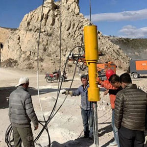 เครื่องขุดไฮดรอลิกแบบตั้งพื้นพร้อมหัวเจาะแยกหินขนาดใหญ่แบบใช้ลมและหัวเจาะแยกหินแบบขยายสำหรับงานเหมือง - Product Image 1