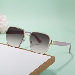 Lunettes de soleil carrées de style européen et américain sur mesure pour femmes, protection UV400, verres en PC, monture noire, design tendance Instagram - Product Image 2