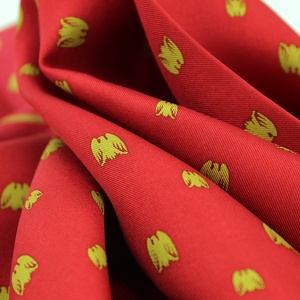 Trung Quốc Bán Buôn Phụ Nữ Khăn Choàng Tạo Ra Thiết Kế Riêng của Bạn Dài Phong Cách Tùy Chỉnh In Ấn Màu Đỏ Vàng Đại Bàng 100% Khăn Lụa Tùy Chỉnh In Lụa - Product Image 3