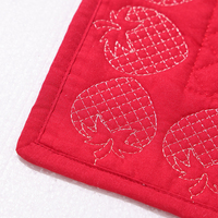 Set de table Verona matelassé 100% polyester, style zen asiatique, motif fraise rouge brodé, imperméable et lavable