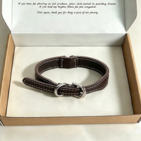 Collier pour chien en similicuir souple de haute qualité, personnalisé OEM, avec détails cousus à la main, boucle ardillon argentée, anneau en D, réglable et confortable