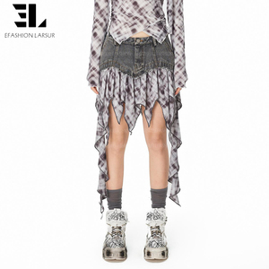 Falda Vaquera Corta de Mezclilla con Parches Casuales y Lavado Desgastado para Mujer, Cintura Alta y Borde Deshilachado, de LARSUR Custom Factory - Product Image 5