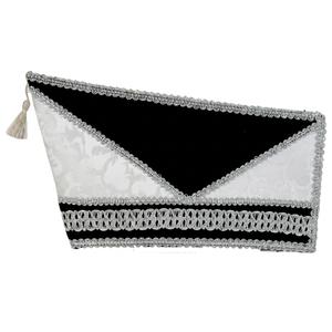 Gorra de Carnaval Blanca de Satén con Bordado Plateado, Borla Decorativa y Diseño de Barco Pequeño - Product Image 1