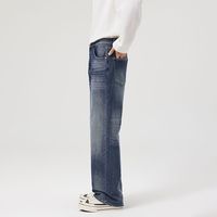 Jean large bleu foncé en denim délavé, coupe ample, taille mi-haute, style streetwear décontracté