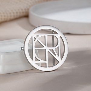 Nueva hebilla de cinturón minimalista de acero inoxidable con diseño creativo hueco y logotipo redondo, pedido mínimo de una pieza. - Product Image 2