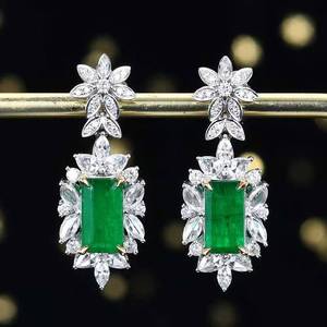 SGARIT Joyería Fina, Pendientes de Esmeralda Verde Intensa Natural de Panjshir, Afganistán, de 2.53 ct, Oro de 18K con Diamantes Laterales de 1.23 ct - Product Image 1