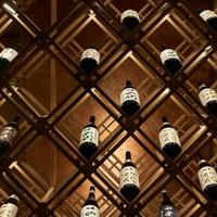 Comptoir de bar de restaurant en bois massif personnalisé, table à manger, présentoir à vin avec éclairage LED pour la décoration intérieure des cafés et des magasins alimentaires