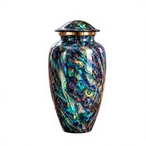 Urne décorative traditionnelle en laiton avec un design orné pour les hôtels de luxe et la décoration intérieure - Product Image 1