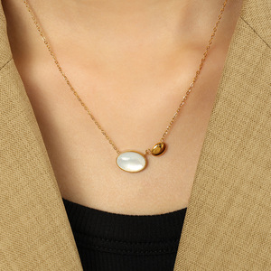 Collar ovalado de nácar con cadena de oro y engaste de bisel para uso diario - Product Image 4