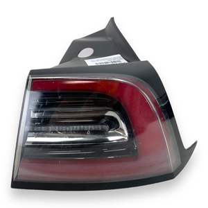 Luz trasera izquierda exterior en stock para TESLA Model 3 Part 2021- 2023 OE 1502086-00-D - Product Image 1