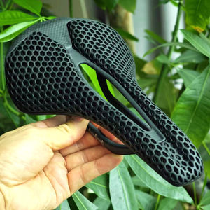<span class=keywords><strong>Selle</strong></span> de vélo <span class=keywords><strong>ultra</strong></span>-légère en fibre de carbone imprimée en 3D avec ventilation Coussin de siège de style simple pour VTT de route - Product Image 6