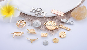 Venta al por mayor de etiquetas de ropa de metal personalizadas en relieve 3D, logotipos de metal 3D para bolsos y prendas de vestir, etiquetas de ropa - Product Image 5