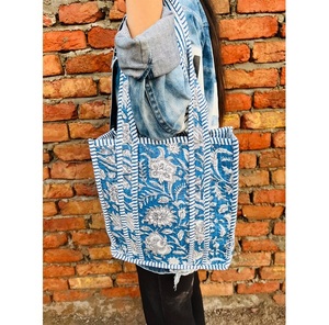 Sac fourre-tout en coton matelassé à motif floral, conçu pour un transport confortable toute la journée et un style de vie durable et réutilisable - Product Image 1