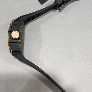 Montre mécanique automatique à tourbillon squelettée de style élégant et de haute qualité, de forme tonneau. - Product Image 4