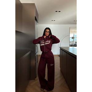 Ensemble de survêtement personnalisé bordeaux coupe-vent respirant avec impression par sublimation pour le jogging hivernal, option grande taille, logo personnalisé - Product Image 4