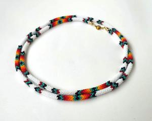 สร้อยคอเชือกถักโครเชต์ประดับลูกปัดทำมืออย่างสวยงาม - Product Image 1