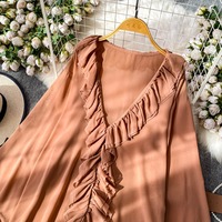 Chemisier en mousseline de soie transparente à volants couleur pêche, col en V profond, taille cintrée à nouer, manches longues, collection Printemps-Été 2026, vente en gros pour femmes