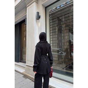 Ensemble chemise-pantalon pour femme, noir à rayures, avec détails élégants, tenue de costume - Product Image 1