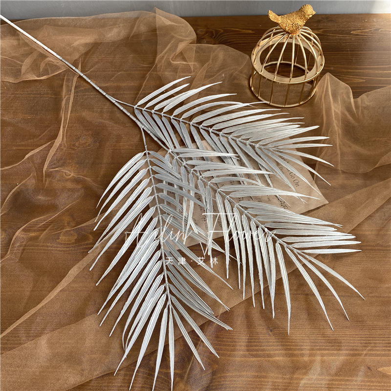 3 fourches avec les feuilles lâches de queue