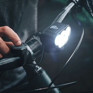 Lumière de vélo MONTEER 8000S V2.0, 8000 lumens LED, télécommande, lumière de vélo VTT, batterie rechargeable 7,2 V 10 000 mAh, conduite nocturne - Product Image 4